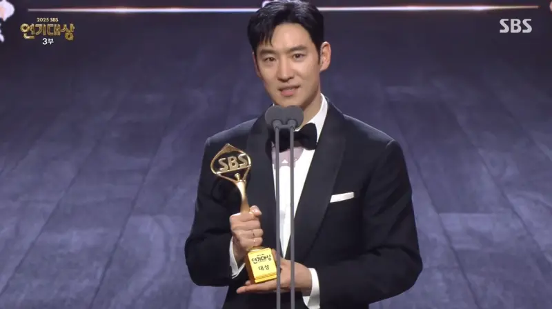 李帝勳獲大賞哽咽謝成員！模範計程車3奪5獎：有你們才有這部作品