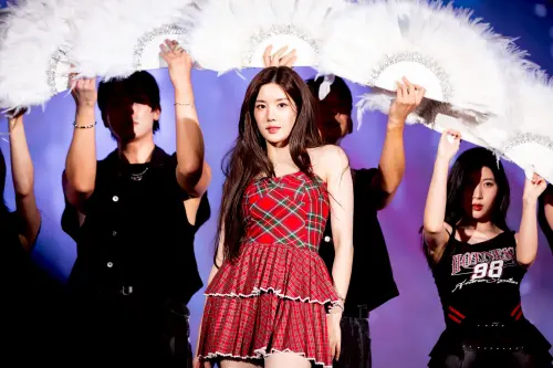 ▲「水彈女王」權恩妃 KWON EUNBI 降臨高雄！她以一身紅色系格紋套裝現身，宛若艷紅玫瑰在舞臺上綻放，臺下「RUBI」們齊揮手燈熱情應援。（圖／高市府提供）