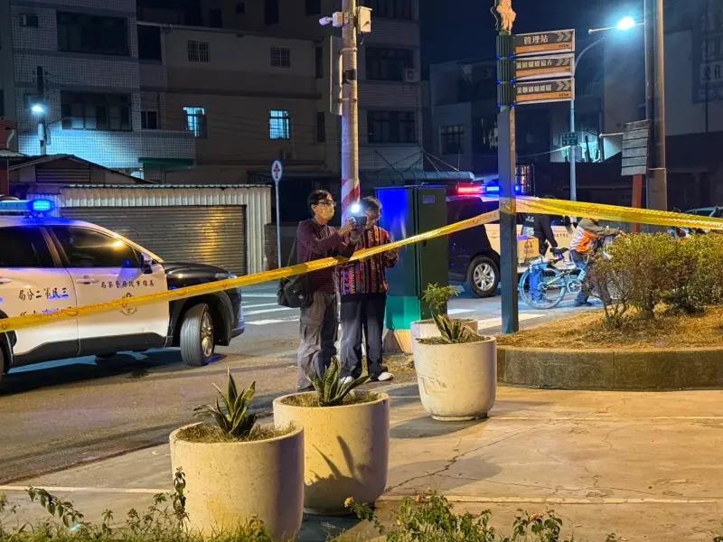 ▲高雄跨年夜驚傳槍響！高雄市三民區31日晚間11時40分左右發生一起槍擊案，有2人疑似因放鞭炮引發糾紛，其中1人持改造槍枝朝另一方射擊，導致一男一女受傷。(圖／翻攝畫面)