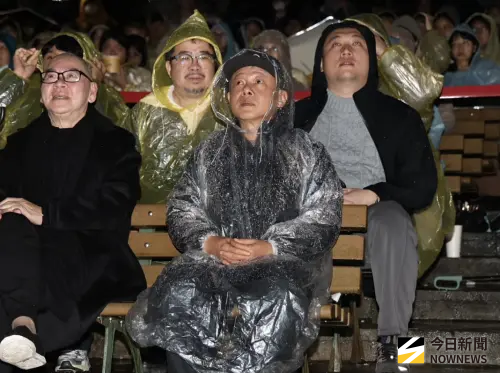 ▲蔡明亮（左一）、李康生（右二）都冒雨和觀眾一起看《愛情萬歲》跨年。（圖／記者朱永強攝）