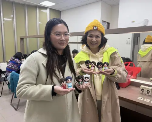 ▲來自多倫多的影迷（左）特地快閃來台，獻給楊貴媚（右）親手製作的經典角色公仔。（圖／記者蘇詠智攝）