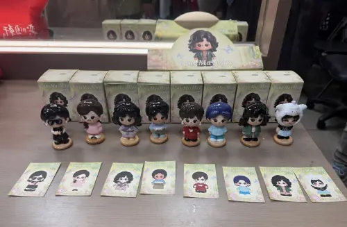 ▲楊貴媚的經典角色公仔，從她以前在「花系列」的角色，到後來金馬、金鐘等獎的獲獎作品演出都有，極為用心。（圖／記者蘇詠智攝）