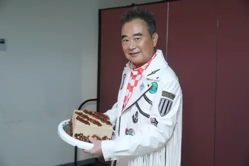▲陳昇在後台捧著蛋糕為孫女慶生。（圖／宜辰整合行銷 提供）