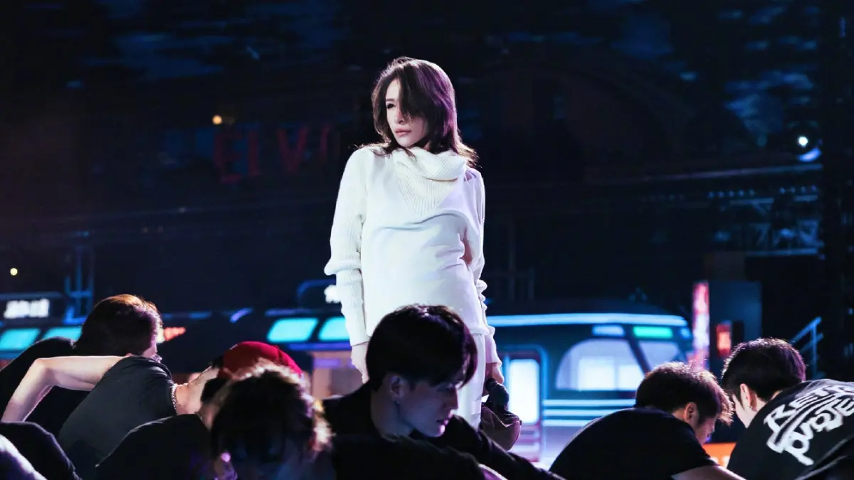 ▲蕭亞軒睽違2年半復出，昨（31）日在湖南衛視跨年演唱會全開麥演出12分鐘，連唱多首經典歌曲，雖傷後尚未完全恢復，仍以強大氣場震撼全場，並驚喜喊話「演唱會見」，宣告回歸在即。（圖／翻攝自蕭亞軒微博）