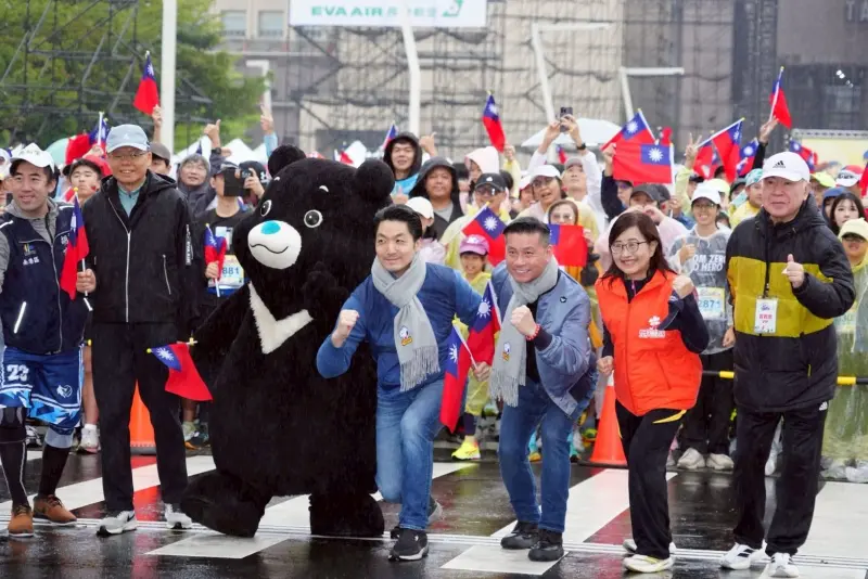▲北市府元旦升旗暨路跑活動，市長蔣萬安與副市長林奕華、張溫德，連同北市議長戴錫欽等一同參與。（圖／北市府提供）