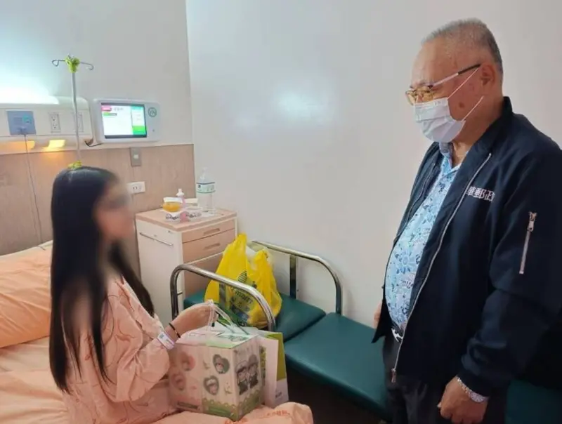 彰化23歲孕婦跑郵局突羊水破了！民眾大廳築人牆20分鐘接生男嬰