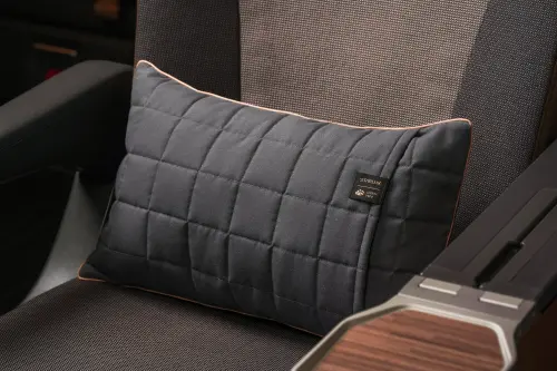 ▲豪華經濟艙也將提供與台灣知名寢具品牌「眠豆腐」聯名枕套，提供旅客更放鬆乘坐體驗。（圖／星宇航空提供）