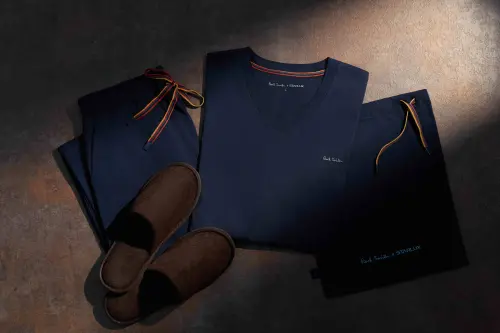 ▲商務艙家居服則攜手英國時尚品牌 Paul Smith，以品牌一貫大膽而不失優雅的設計風格，為長途飛行注入輕鬆且富有品味的時尚氛圍。（圖／星宇航空提供）