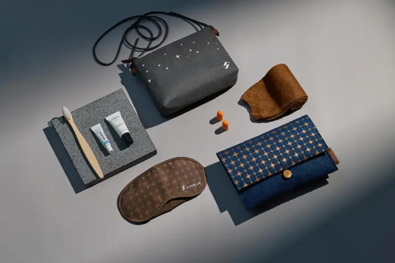 ▲星宇航空長城經濟艙自2026年4月中推出全新升級的經濟艙過夜包，外袋亦針對去程與回程設計不同款式，增加收藏樂趣。此次還加入Urban Apothecary護唇膏，為長途飛行增添一抹沉穩舒心的氣息。（圖／星宇航空提供）