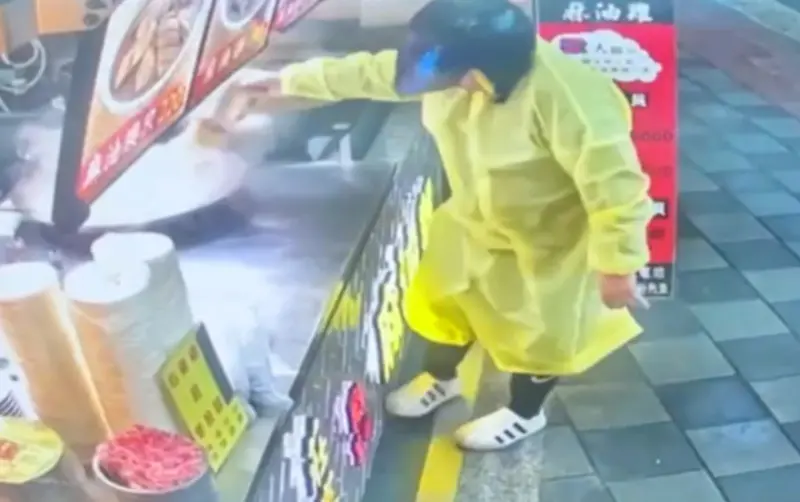 ▲知名麻油雞連鎖店莊家班遭加料恐嚇，江男在新北淡水店犯案後，隨後前往北市北投、士林店犯案，並迅速被警方逮捕。（圖／翻攝畫面）