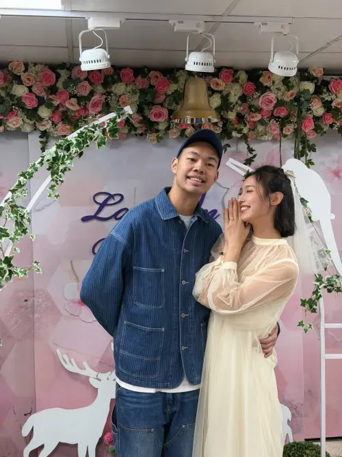 ▲陳大天（圖左）2024年在國家戲劇院後台，向交往4年的女友劉樸（圖右）求婚。（圖／伊林娛樂提供）