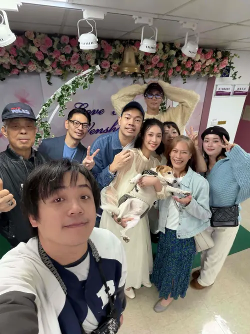 ▲陳大天與劉樸登記結婚，當天除了親友到場祝賀，媒人阿KEN（後排左二）也擔任證婚人。（圖／伊林娛樂提供）