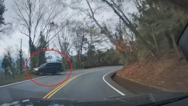 ▲陳姓民眾駕駛自小客車由霧社往翠峰方向行駛，行經該路段時不慎衝落山谷。（圖／民眾提供）