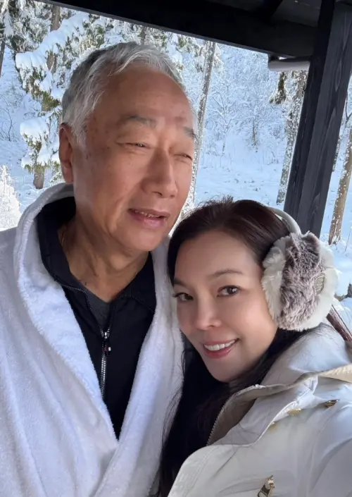 ▲鴻海集團創辦人郭台銘與妻子曾馨瑩合照。（圖／截自Instagram帳號hsin_ying_tseng）