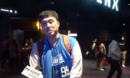 ▲富邦悍將球迷伍先生穿著該隊服裝欣賞《冠軍之路》，期許票房超越《阿凡達》。（圖／記者嚴俊強攝）