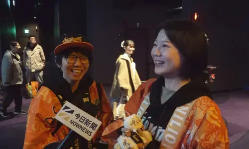 ▲Zuzu（右）和丁丁（左）稱讚《冠軍之路》呈現更多球員們的小故事，對於黃恩賜婚禮的波折印象深刻。（圖／記者嚴俊強攝）