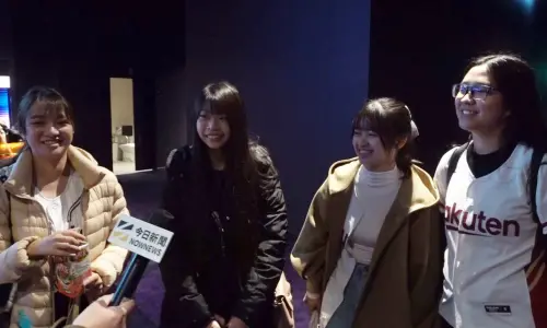 ▲樂天桃猿迷顏小姐（左起）、呂小姐、林小姐與陳小姐結伴欣賞《冠軍之路》，喜歡片子呈現一些選手的成長過程，帶來更深的感動。（圖／記者嚴俊強攝）