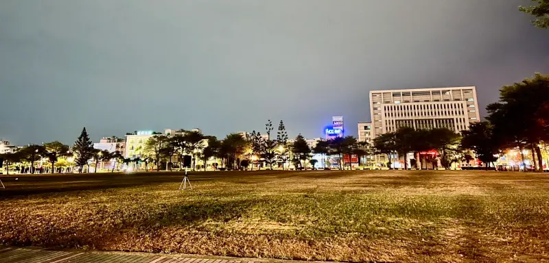 ▲ 爲了迅速恢復市容，主辦單位及招募的工讀生、攤商清潔人力及環保局通力合作，動員近90名清潔人力，1日凌晨2點左右，完成主場地清潔復原。（圖／南市府提供）