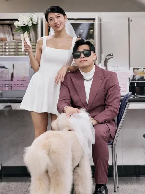 ▲YTR「欸你這週要幹嘛」成員小粉紅（左）和另一半登記結婚，但老公真面目還沒見客。（圖／翻攝自小粉紅IG@littlepink_abby）