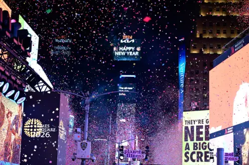 影／時報廣場最大水晶球迎2026年！首位穆斯林市長古蘭經宣誓就職
