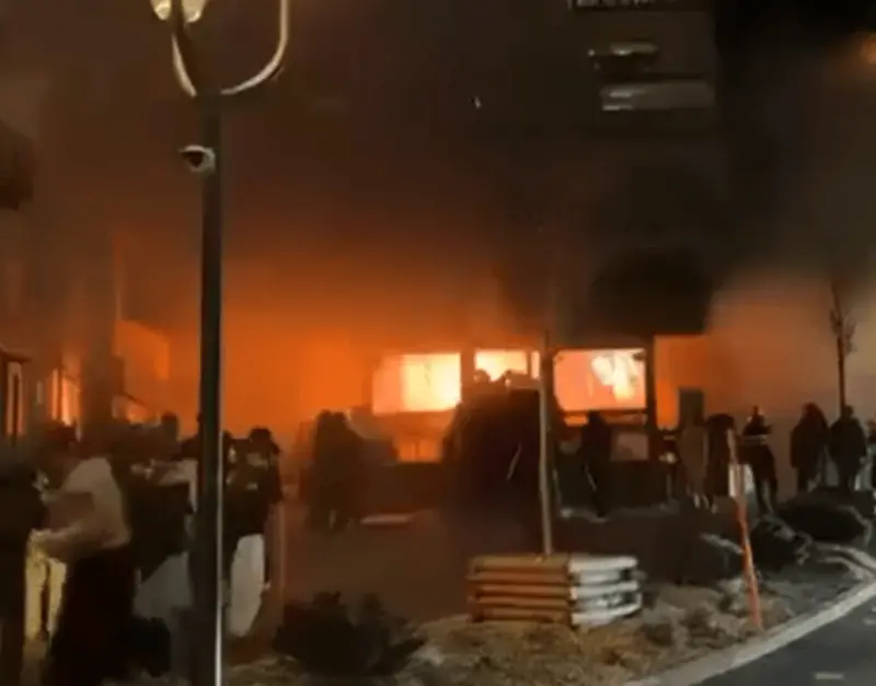 ▲瑞士一處滑雪勝地的酒吧，跨年夜當晚驚傳發生爆炸，已有人員傷亡。（圖／翻攝自Basler Zeitung）