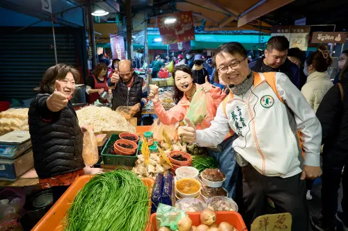 ▲吳秉叡今陪同吳奕萱掃街。（圖／吳奕萱辦公室提供）