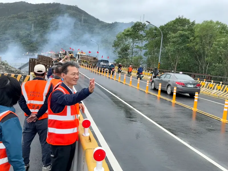 ▲公路局局長林福山到花蓮光復鄉馬太鞍溪視察鋼便橋通車前的交通安全檢查。圖／交通部公路局提供