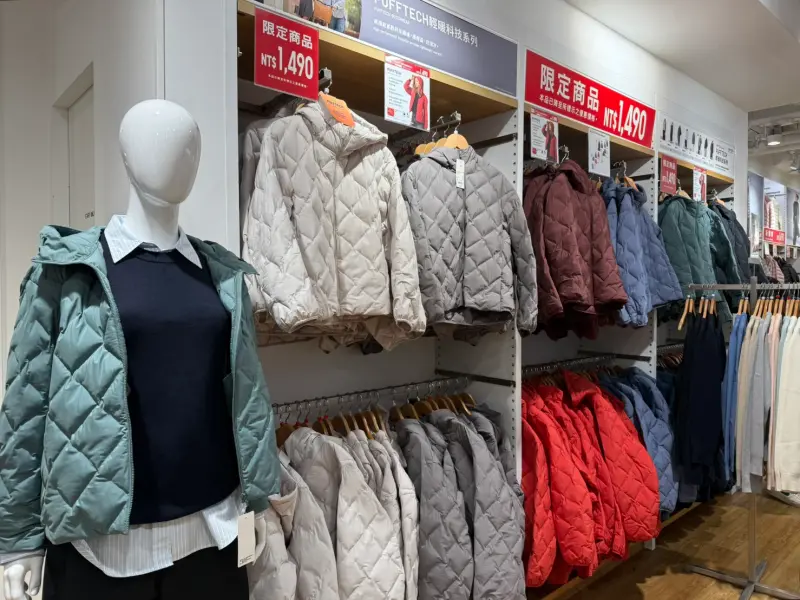 ▲UNIQLO第二彈大降價又在元旦登場了！眾多款式外套下殺到590元、超保暖外套990元至1690元都有，不少人撿到便宜超開心。（圖/記者蕭涵云攝）