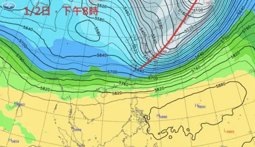 ▲周五晚間8點，槽線轉變成比較典型的「東北-西南」走向，這個槽線變化過程稱為「橫槽擺正」。（圖／鄭明典臉書）
