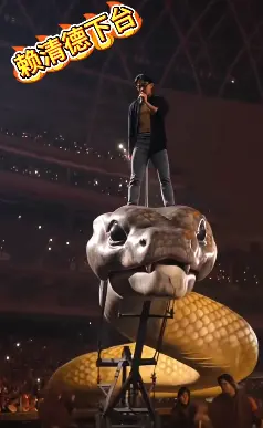 ▲蔡依林大巨蛋演唱會片段疑似被AI改成民眾黨主席黃國昌，律師表示已經涉及刑責。（圖／社群平台）