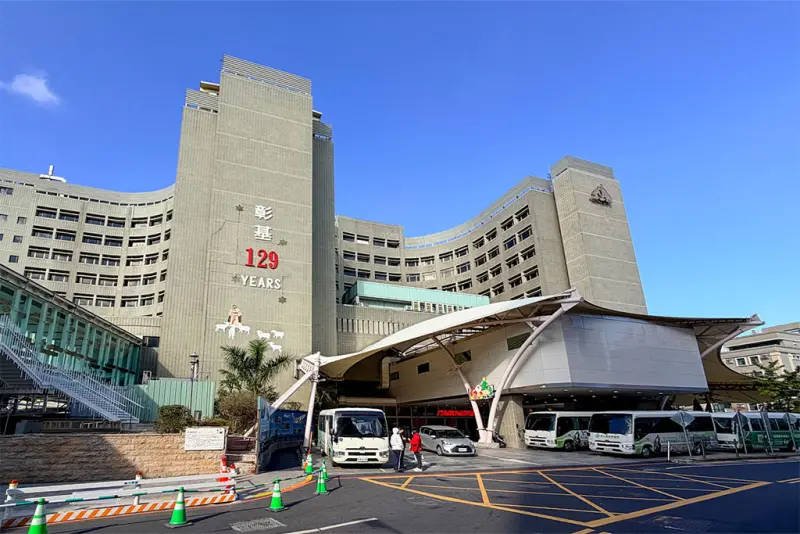 ▲彰化基督教醫院總院長陳穆寬宣布，總院及兒童醫院年終獎金3.5個月，二基、鹿基、雲基、員基、漢基均提高為3個月，南基也提升到2.5個月。（圖／彰基提供）