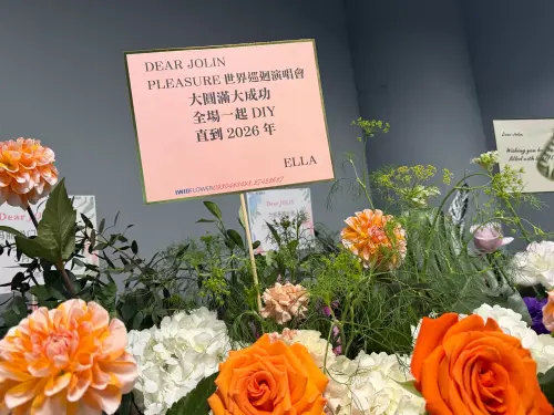 ▲Ella送花籃著蔡依林演唱會大成功，不忘埋入Jolin歌曲〈D.I.Y〉哏，祝全場一起DIY到2026。（圖／記者李欣恬攝影）