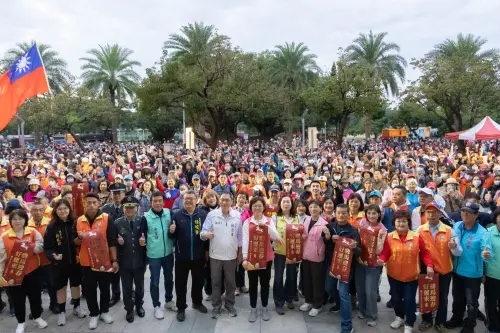 屏東元旦升旗健走活動變調！逾1萬人參與引發「保溫瓶之亂」
