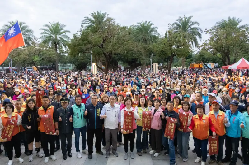 屏東元旦升旗健走活動變調！逾1萬人參與引發「保溫瓶之亂」