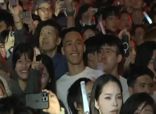 ▲A-Lin在唱歌時不斷拍到一名笑容燦爛的帥哥，讓許多觀眾好奇這到底是誰，在社群掀起討論。（圖/台東縣政府YT）