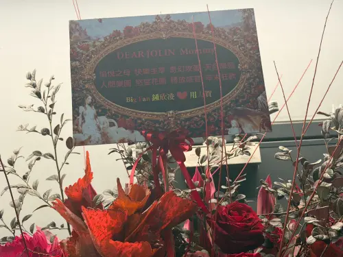 ▲鍾欣凌在送給蔡依林演唱會的祝賀花籃上，署名為大粉絲。（圖／記者李欣恬攝影）