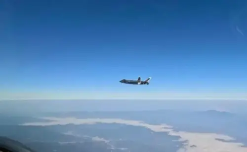 ▲疑似共軍殲-20戰機現身恆春機場上空的畫面。（圖／翻攝東部戰區微信公眾號）