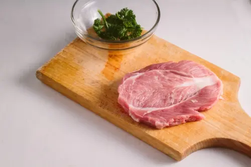 熱水沖切肉砧板？一堆人做錯！達人揭廚房NG行為：正確清潔法曝光
