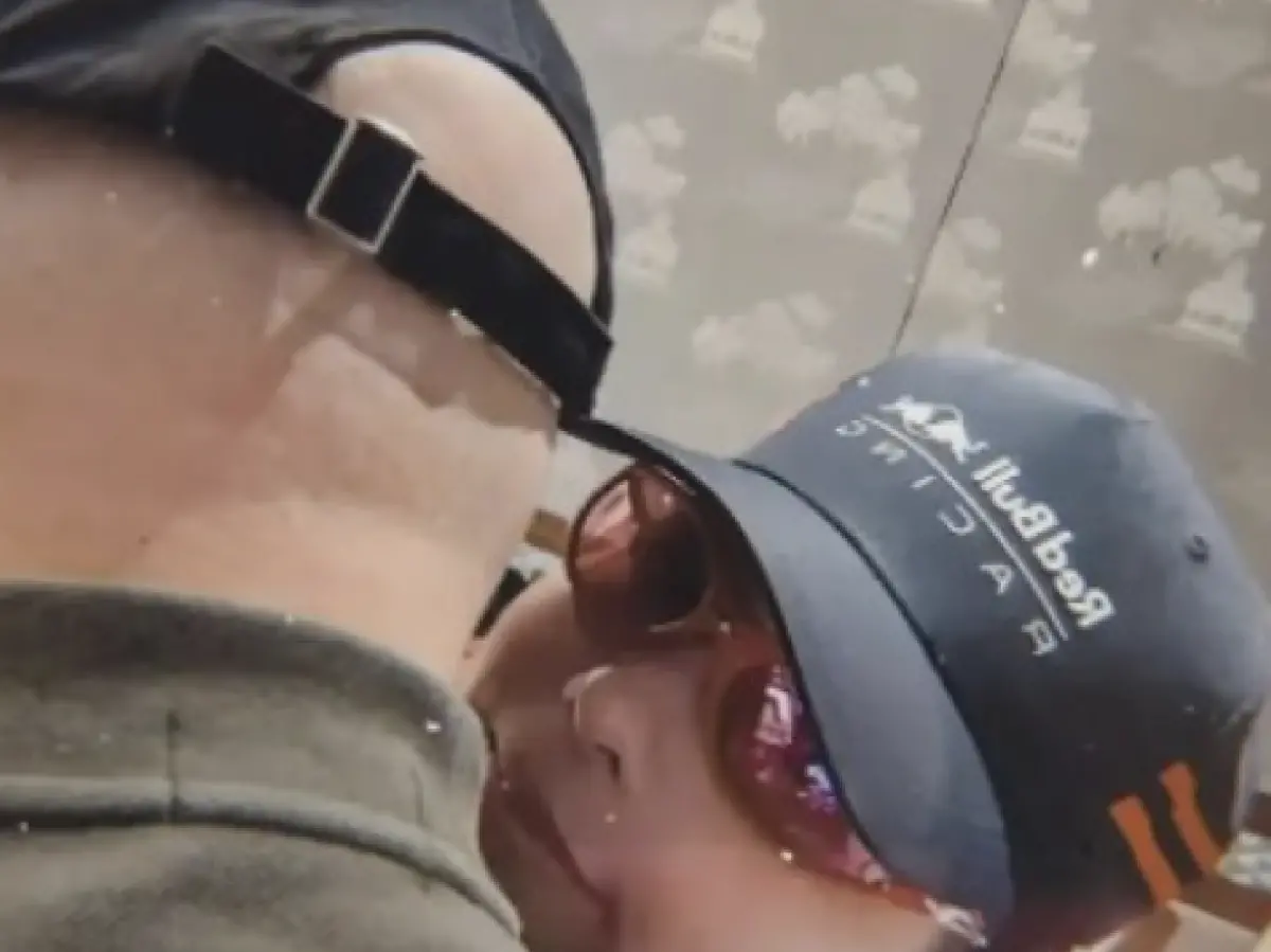 ▲張柏芝（右）在跨年夜發布的照片中，親密依偎背對鏡頭的神祕男子（左），網友狂猜他就是張柏芝最小的兒子Marcus生父。（圖／摘自 IG@cecilia_pakchi_cheung) 