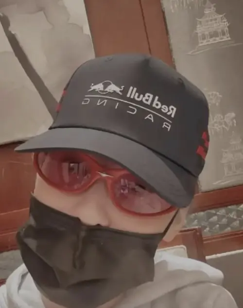 ▲張柏芝在跨年夜發布的照片中，把自己的臉蛋遮到大家都快認不出來，被認為還是難掩疲憊。（圖／摘自 IG@cecilia_pakchi_cheung) 