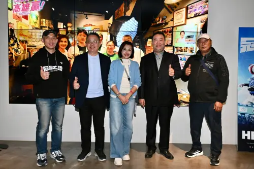 ▲邱議瑩邀請的棒球界前輩包括全壘打王趙士強、前統一獅與興農牛投手杜福明等棒球界前輩。趙士強特別強調，能有個「喜歡棒球的市長」一定會好好照顧大家。(圖／立委邱議瑩辦公室提供)