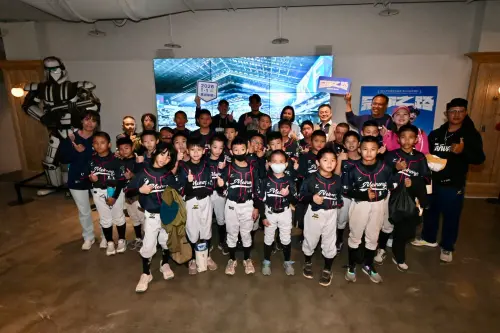 ▲邱議瑩也邀請包括高苑工商棒球隊、美濃國中小棒球隊、下一棒後生慢壘隊、鳳山忠孝國中國小棒球隊以及高苑工商董事長余政憲和多位資深棒球迷共襄盛舉。(圖／立委邱議瑩辦公室提供)