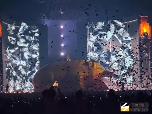 ▲蔡依林（如圖）《PLEASURE》演唱會上的金豬裝置，造價3千6百萬元，現場噴出道具鈔，為觀眾帶來好彩頭。（圖／讀者提供）