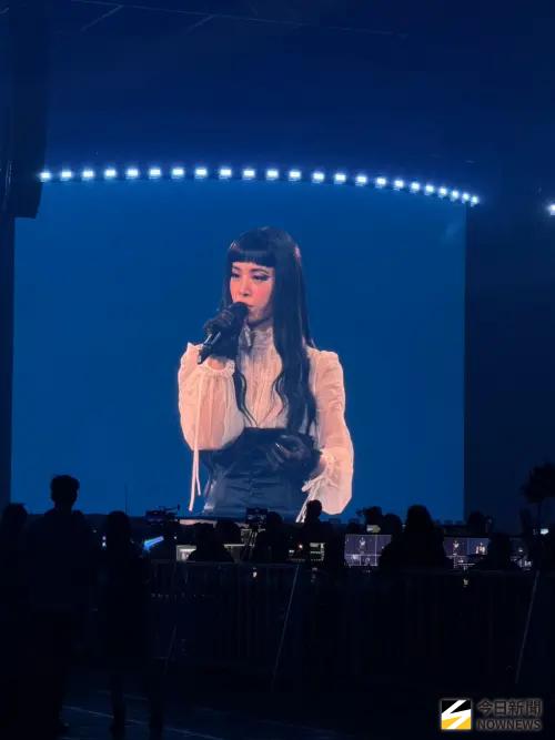 ▲蔡依林（如圖）今晚在大巨蛋開唱，到了第三章時換了一套酷帥風格的衣服，和前兩場的凡爾賽唯美公主風大不相同。（圖／讀者提供）