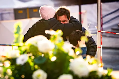 ▲ 天亮後，有哀悼民眾在事發的酒吧外頭相擁而泣。（圖／美聯社／達志影像）