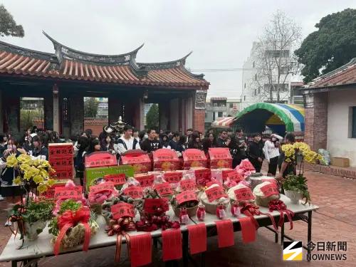 決戰學測 常春藤誓師 中女中、文華「抬青蕉」許願
