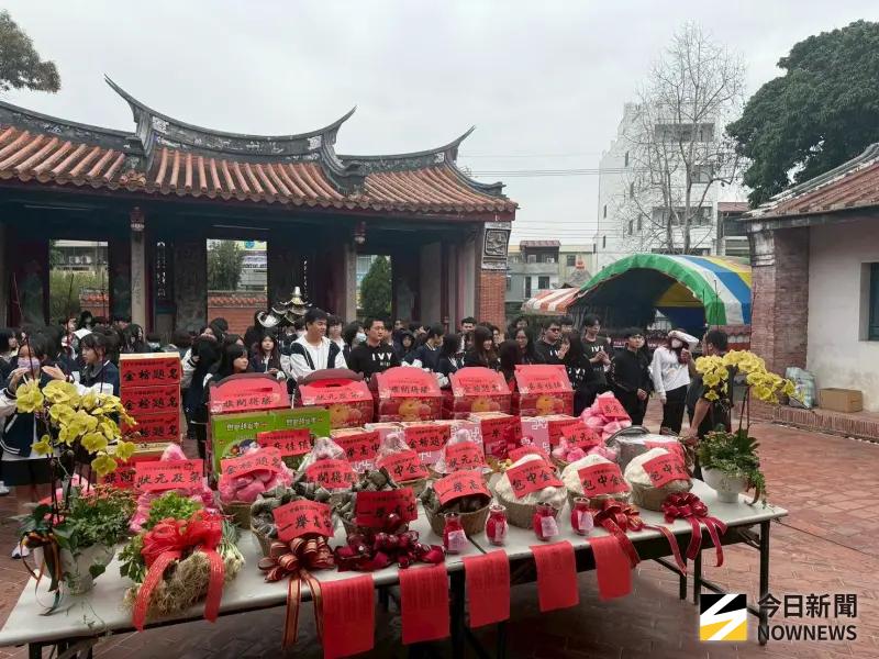 ▲學測倒數！台中常春藤高中高三學生到北屯文昌廟祈福，供品氣勢驚人展誠意.（圖／記者金武鳳攝，2026.1.2)
