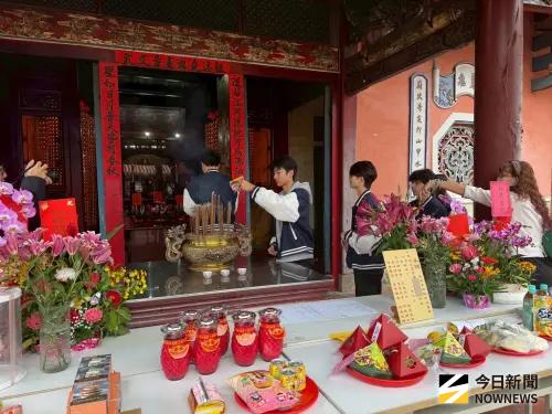 ▲常春藤高中學測考生，手持應試文具「筆袋」，大家一起在香爐前三圈「過火」.（圖／記者金武鳳攝，2026.1.2)