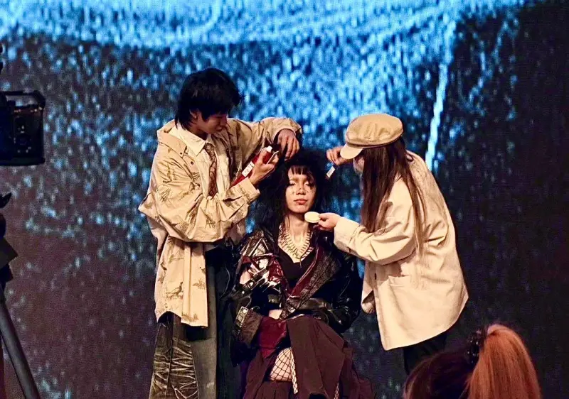 ▲弘光科大大三學生吳皇毅（左）、林芳存（右）「2025全球髮藝菁英大賞」首創賽事雙人妝髮接力賽奪冠。(圖／弘光科大提供2026.1.2)