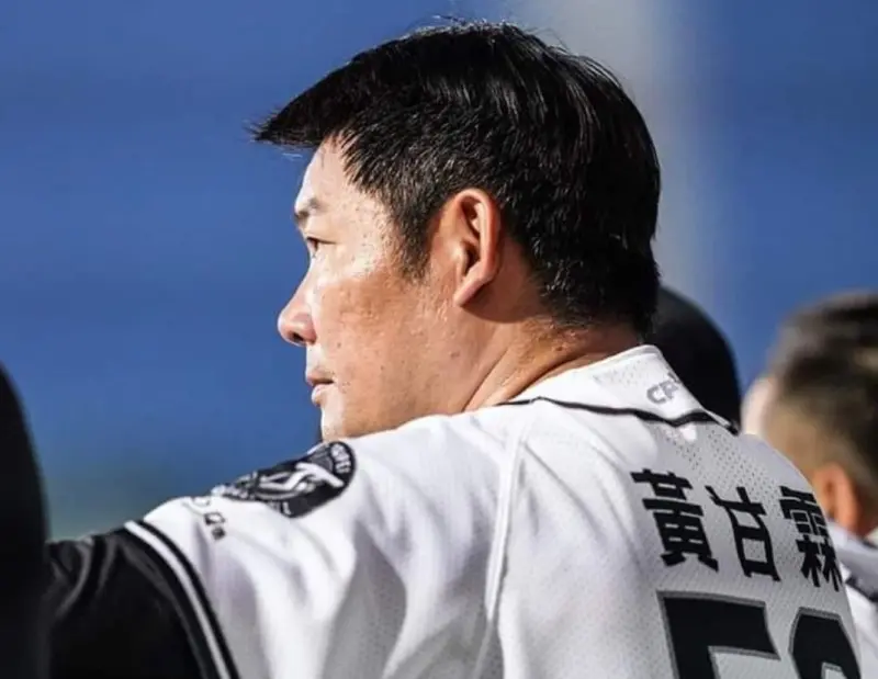 ▲前中職盜壘王黃甘霖經歷了執教統一獅時期的風風雨雨，如今在台鋼雄鷹擔任外野兼跑壘教練。走過被球迷抗議的低谷，他現在是總教練洪一中倚重的左右手，專注傳承跑壘經驗。（圖／取自臉書粉專盜痴甘蔗-黃甘霖）